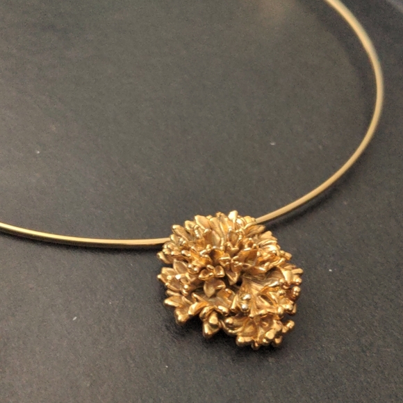 Jewelry - Gold plated vintage flower pendant on a chocker necklace